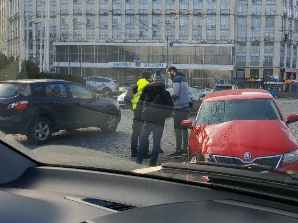На Европейской площади в Киеве дорогу не поделили Skoda и внедорожник: у авто сильные повреждения (ФОТО)
