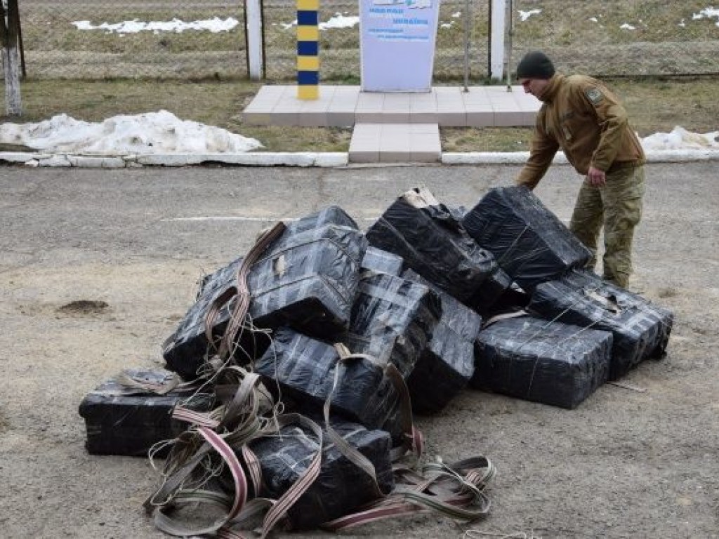 На границе с Румынией обнаружили рекордную партию контрабандных сигарет (ФОТО ВИДЕО)