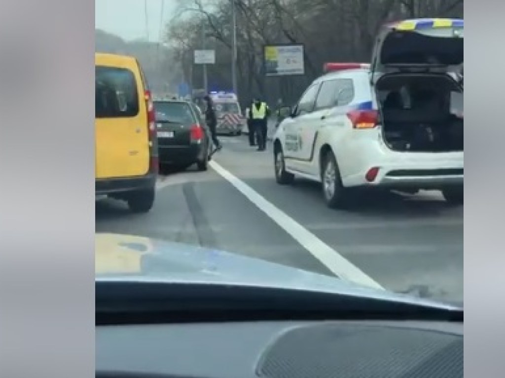 Volkswagen, Hyundai и BMW: на Дружбы Народов в Киеве произошло ДТП-«паровозик» (ВИДЕО)