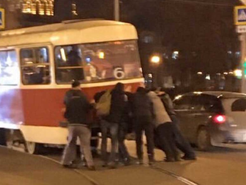 Пассажирам пришлось толкать трамвай в центре Харькова  (ФОТО)