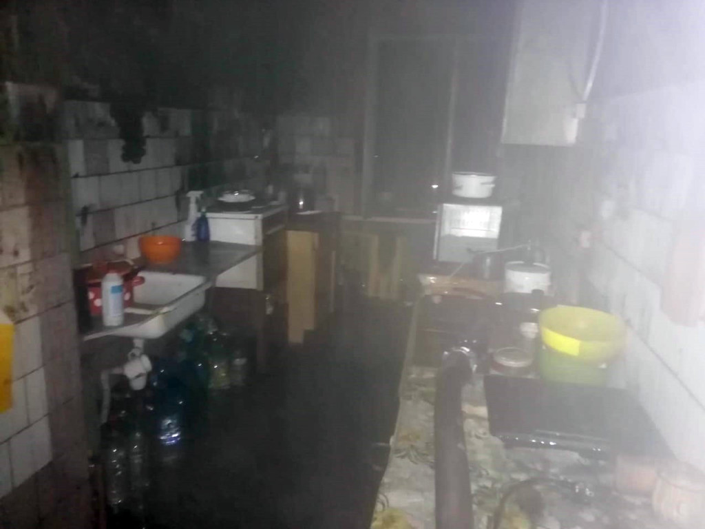 В Павлограде горело общежитие: из горящего здания вытащили 5 взрослых и 3 детей (ФОТО)