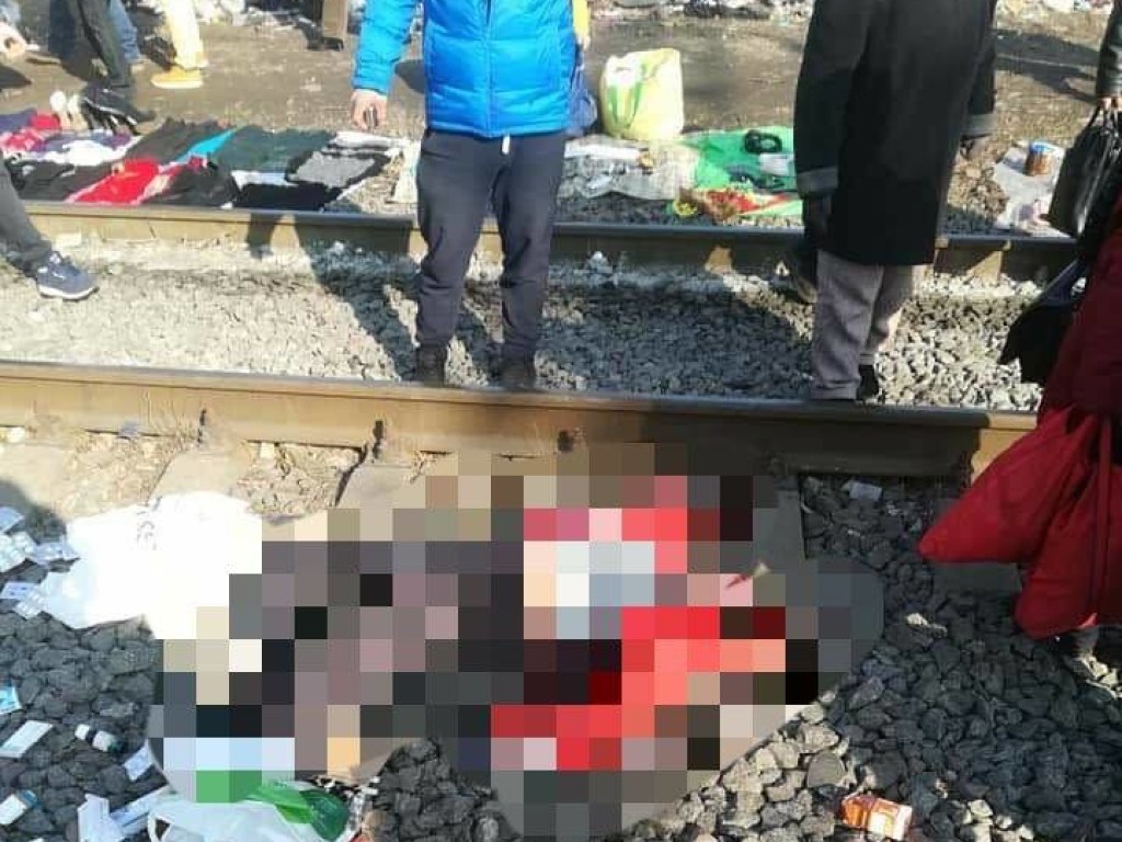 Трагедия на Петровке в Киеве: поезд насмерть сбил продавщицу с блошиного рынка (ФОТО)