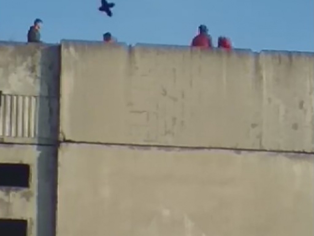 В Берегово дети устроили опасные игры на крыше недостроя (ВИДЕО)
