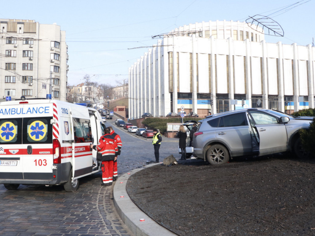 ДТП в центре Киева: автоледи на Toyota вылетела на клумбу (ФОТО, ВИДЕО)