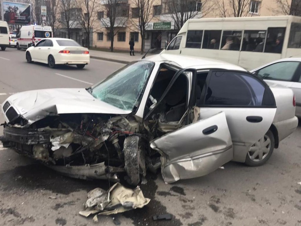 Смертельное ДТП в Запорожье: водитель-беглец сбил женщину (ФОТО)