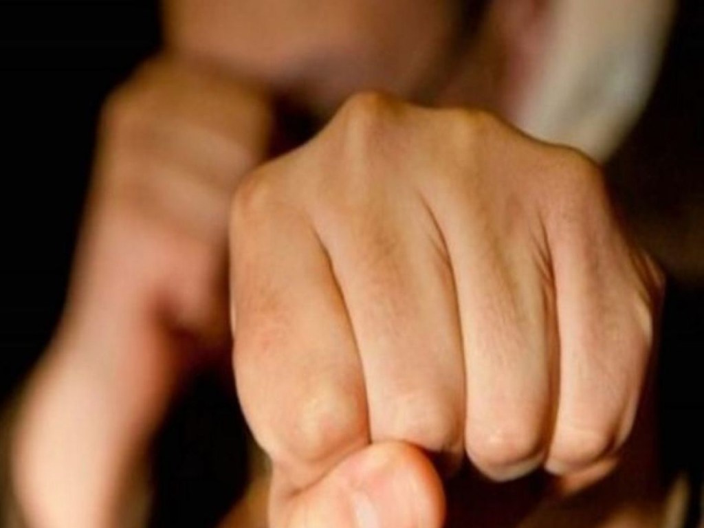 В массовой драке в центре Львова избили двух копов