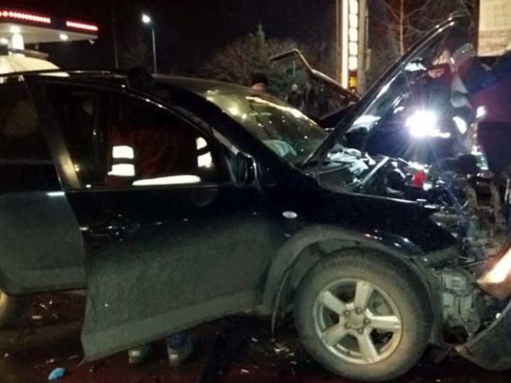 На Днепропетровщине столкнулись Cherry и Toyota, один человек погиб, пять пострадали (ФОТО)