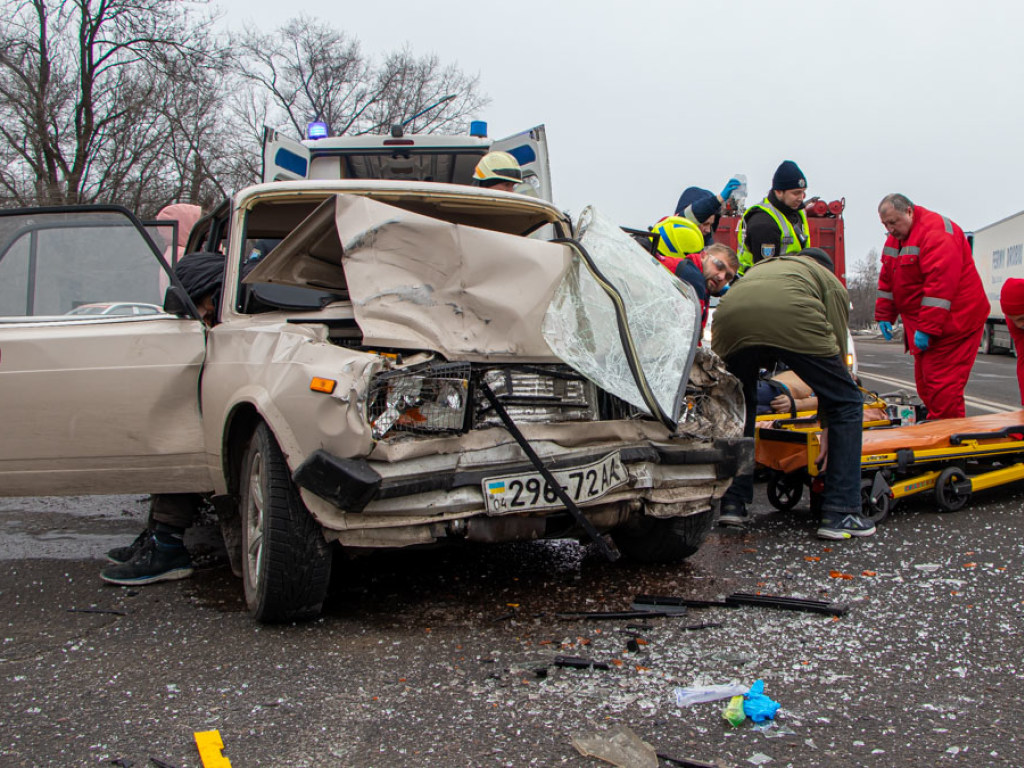 ДТП в Днепре на Криворожском шоссе: водитель «ВАЗ» врезался в грузовик, потерпевшие госпитализированы (ФОТО, ВИДЕО)