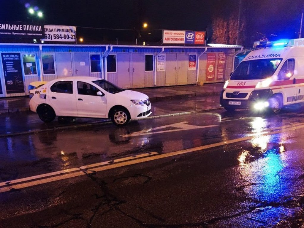 В Киеве столкнулись Renault и авто «скорой помощи»: иномарку отбросило на тротуар (ФОТО)