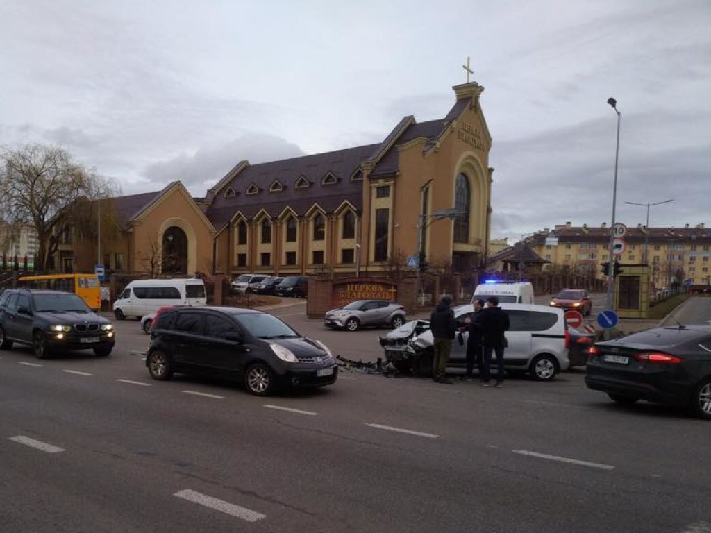 Под Киевом дорогу не поделили Volkswagen и Peugeot: у авто существенные повреждения (ФОТО)