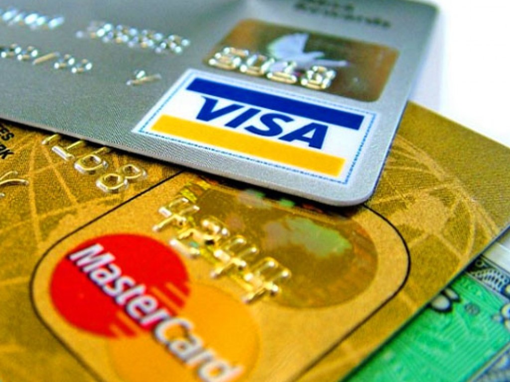 Эксперт рассказал, нужно ли украинцам платить налог на банковские карточки