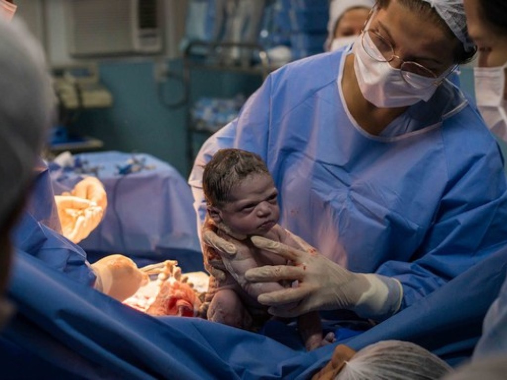 «Глаза как кинжалы»: хмурое выражение лица младенца взорвало Сеть (ФОТО)