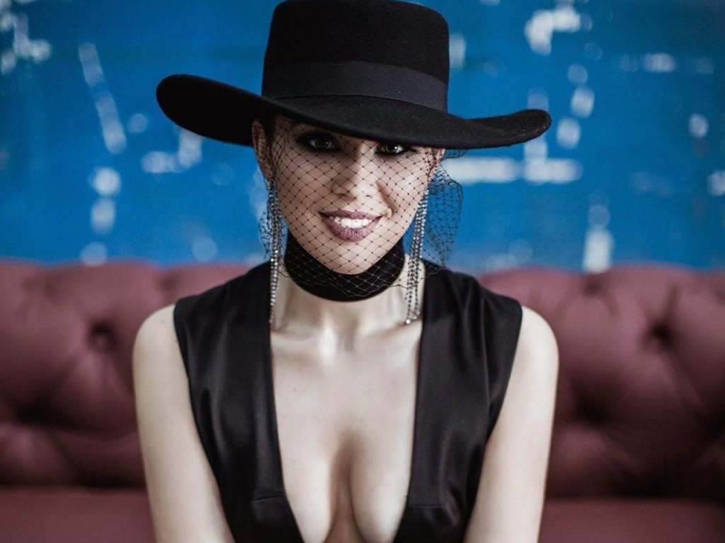 MARUV опубликовала пикантное фото в черной шляпе и нарвалась на критику (ФОТО)