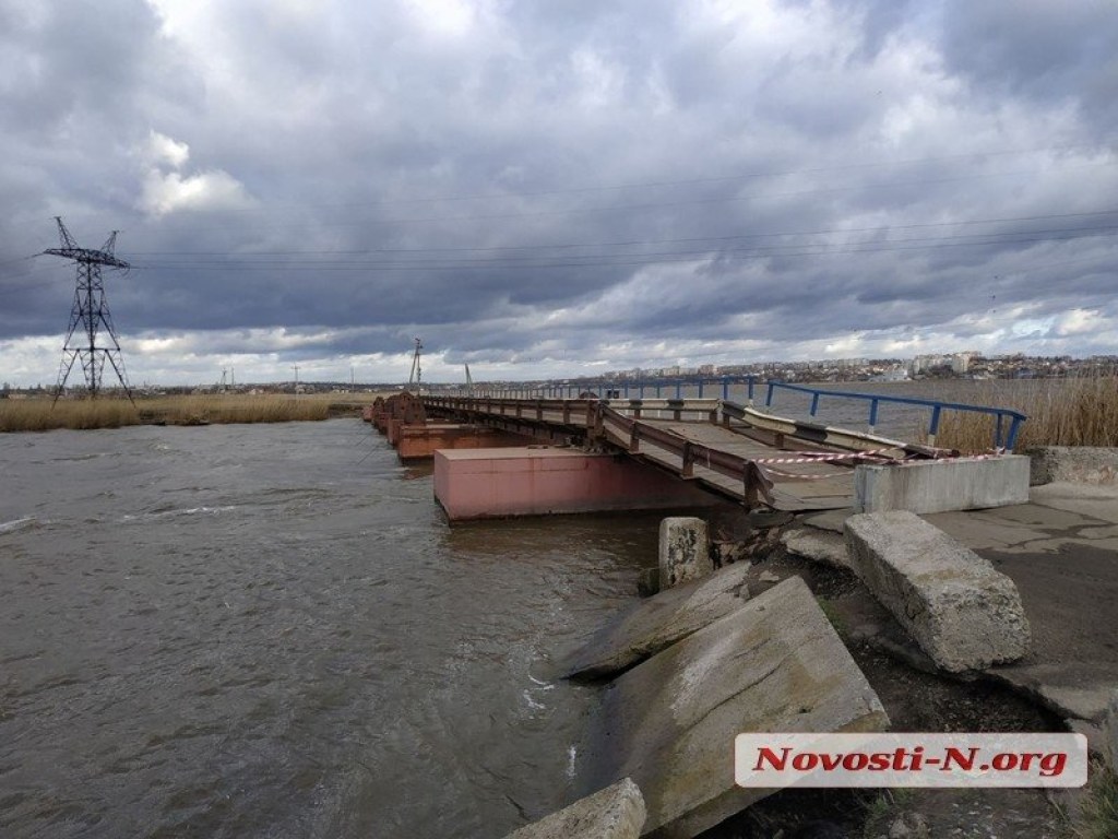В Николаеве из-за ветра сломался мост (ФОТО)