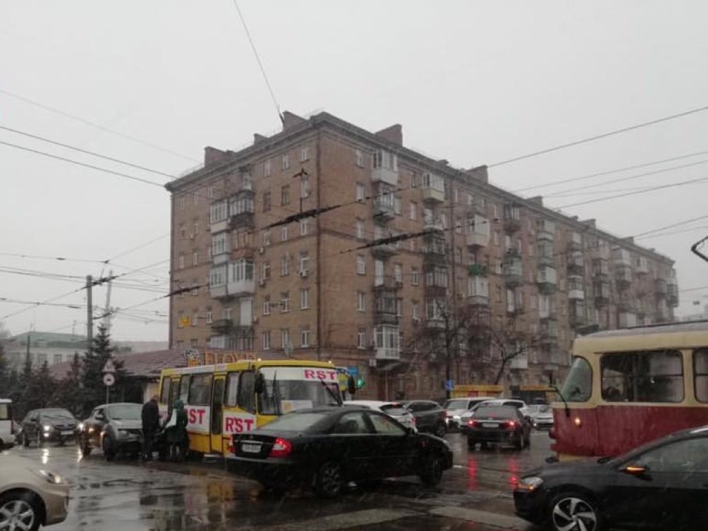 На Лукьяновке в Киеве на перекрестке столкнулись Nissan и маршрутка с пассажирами (ФОТО)