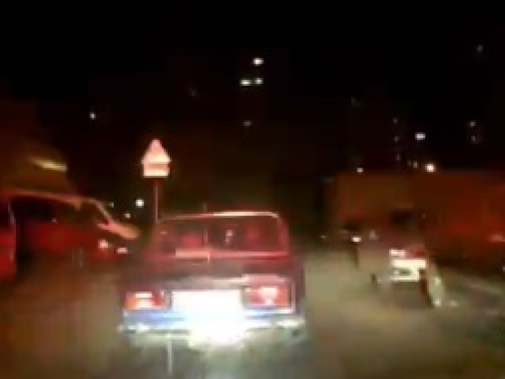 Ночные гонки: в Киеве пассажир ВАЗ во время погони выбросил сверток с наркотиками (ВИДЕО)