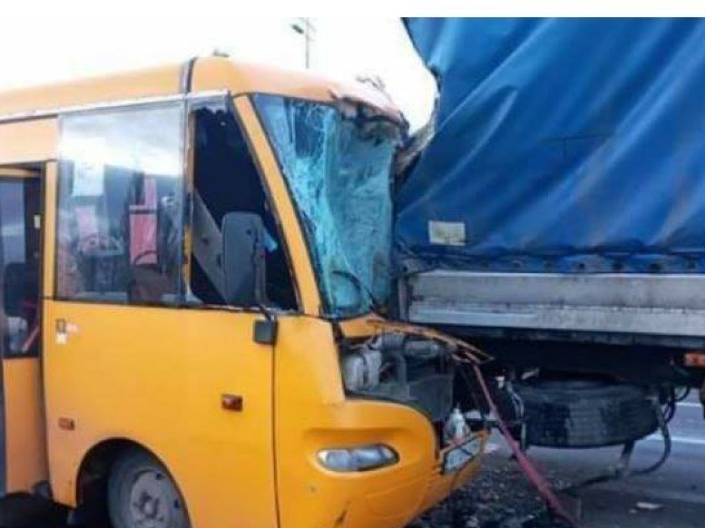 В Киеве маршрутка влетела в грузовик: 11 пострадавших (ФОТО)