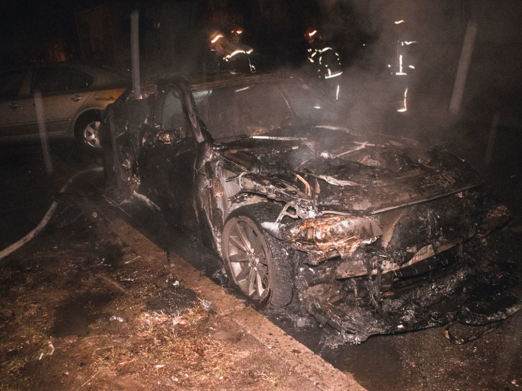 На Соломенке в Киеве во дворе дома дотла сгорела BMW (ФОТО, ВИДЕО)