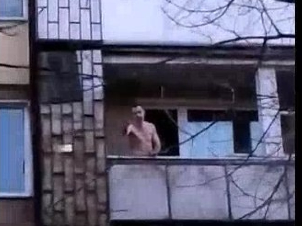 В Николаеве житель многоэтажки выбросил из окна мебель (ФОТО, ВИДЕО)