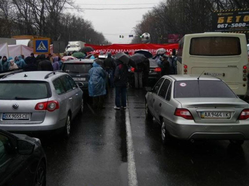 Под Киевом протестующие полностью перекрыли трассу Киев-Одесса: что происходит (ФОТО, ВИДЕО)