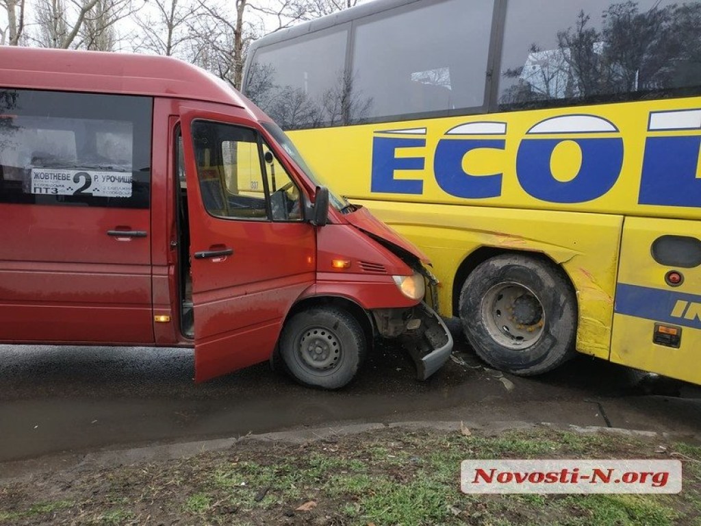 В Николаеве столкнулись автобус «Херсон-Николаев-Киев-Минск» и маршрутка: пострадали 5 человек (ФОТО)