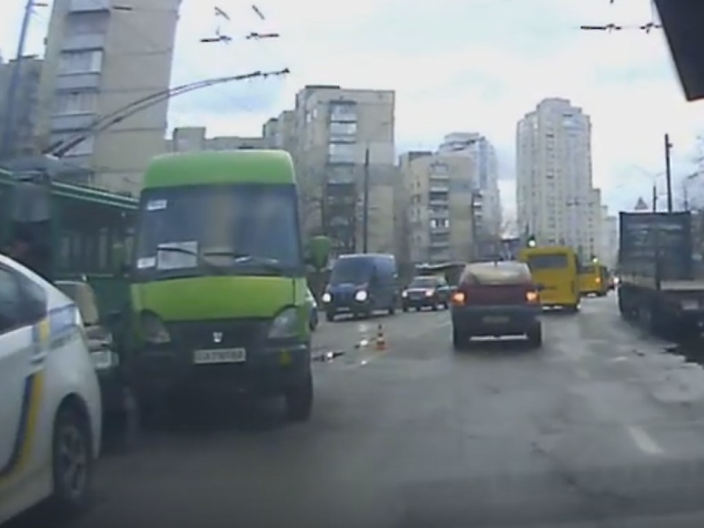 На Оболони в Киеве столкнулись маршрутка и авто (ФОТО, ВИДЕО)