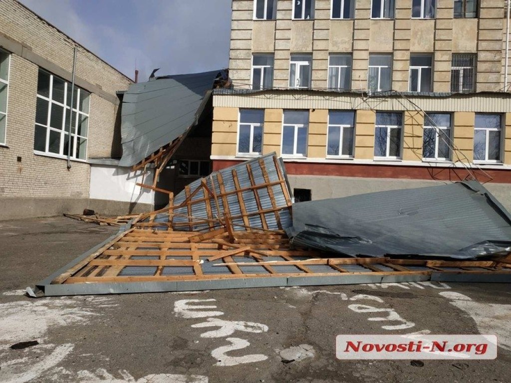 Детей срочно отправили по домам: В николаевской школе сильным ветром сорвало крышу (ФОТО)