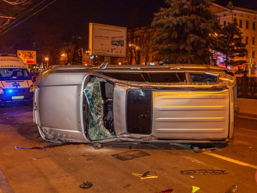 В Днепре столкнулись Toyota Prado и Lexus: внедорожник перевернулся на бок (ФОТО, ВИДЕО)