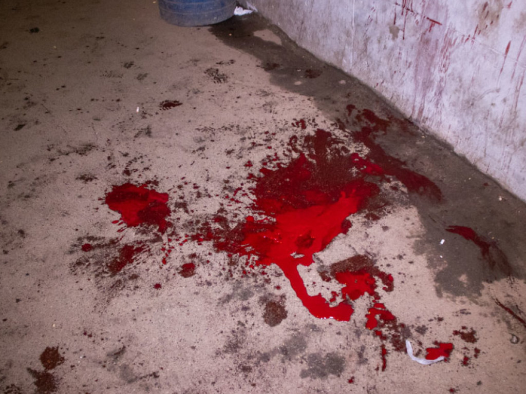 На Виноградаре в Киеве нашли мужчину в луже крови: «скорая» увезла пострадавшего (ФОТО)