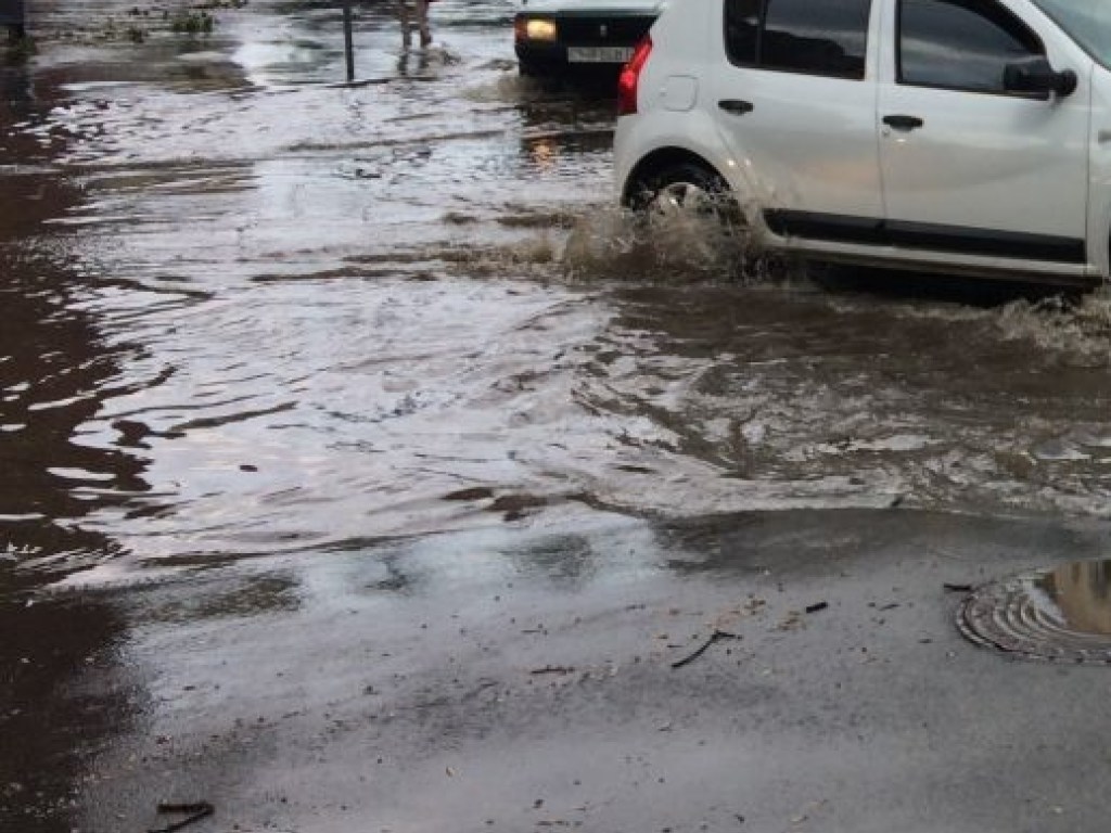 Непогода в Киеве:  «гейзеры» из сточных вод и затопленные улицы (ВИДЕО)