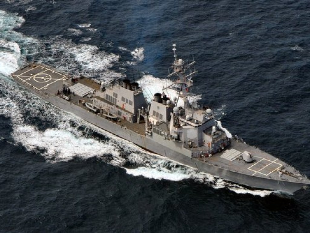 В Черном море заметили американский ракетный эсминец Ross (ФОТО)