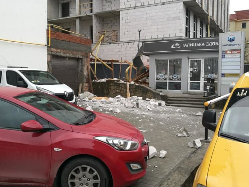Во Львове в новом офисном здании обвалилась стена: что известно (ФОТО)
