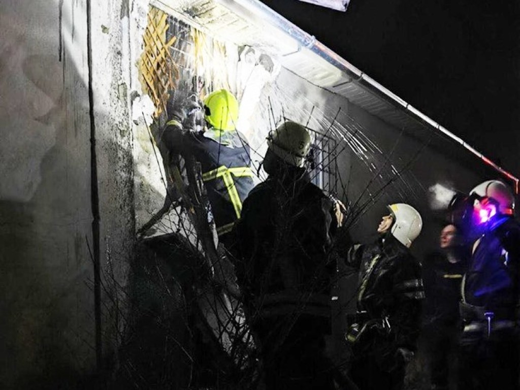 В Николаеве горел фасад частного дома: пострадал 40-летний хозяин (ФОТО)