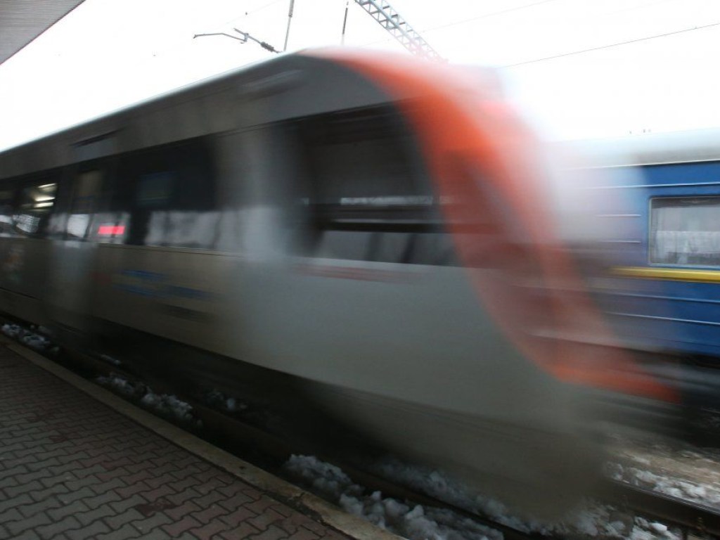 Из-за шквального ветра во Львовской области задержали пять поездов   