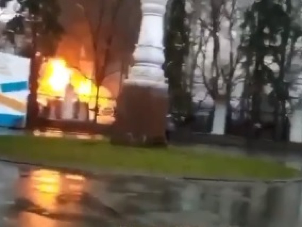 На ВДНХ в Киеве горит ресторан: опубликовано видео с места ЧП