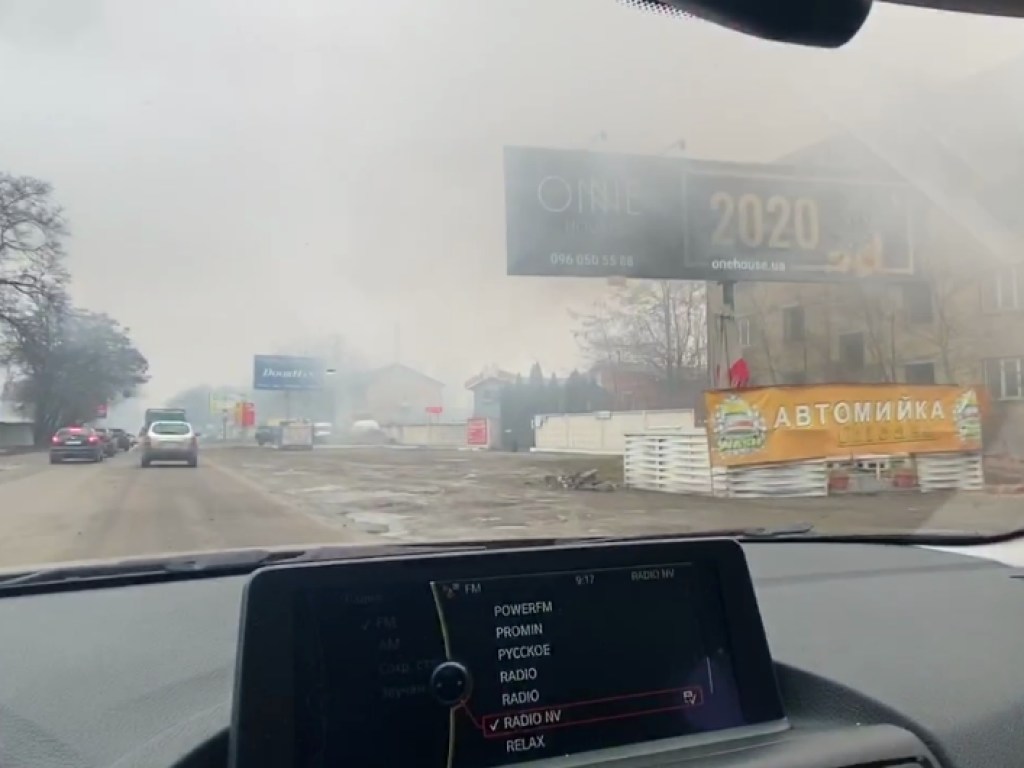 Дым застилает небо: Утром под Киевом загорелись склады (ФОТО)