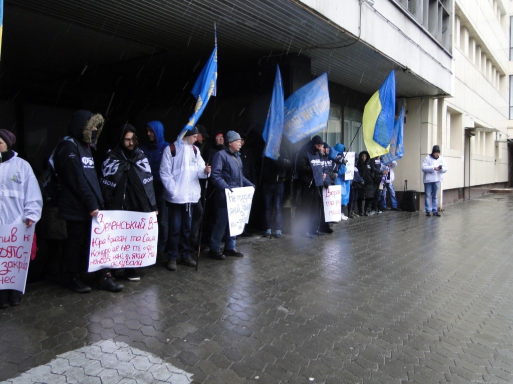 В сети появилось видео псевдомитинга под зданием налоговой в Киеве