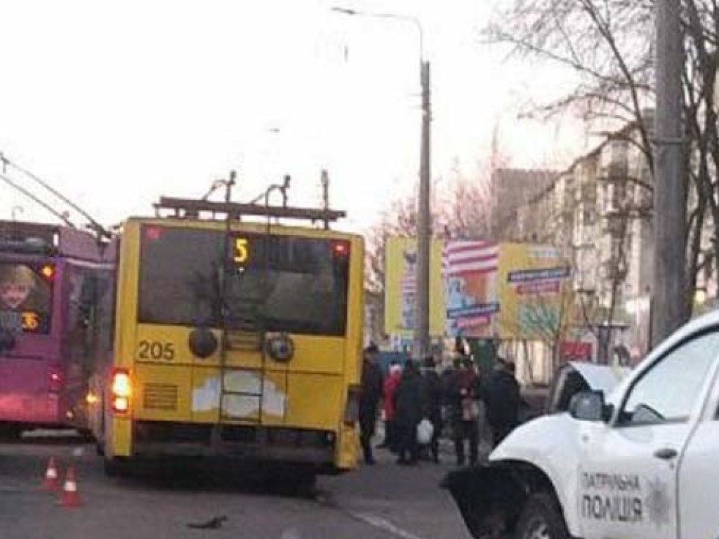 «Коп не спал двое суток»: в Кременчуге патрульный автомобиль врезался в троллейбус (ФОТО)