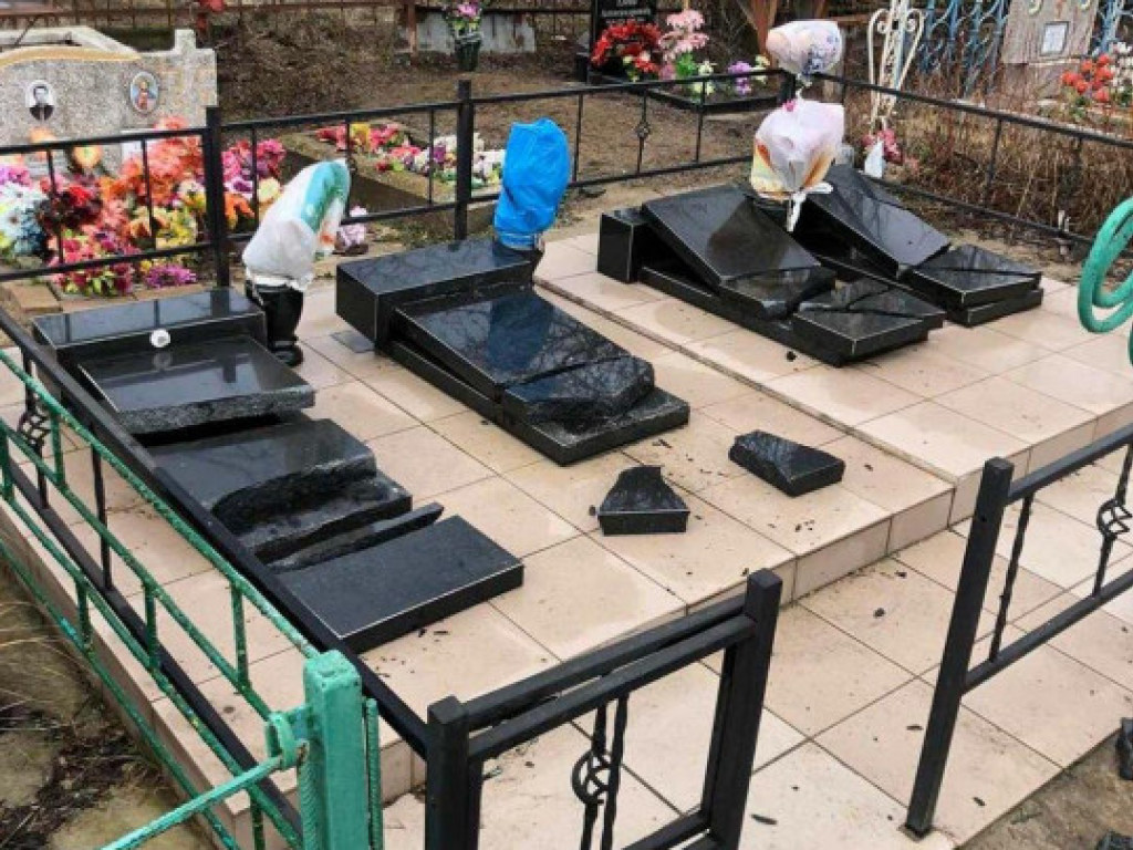 «Жуткий погром на кладбище»: на Николаевщине ученицы подшофе надругались над могилами (ФОТО)