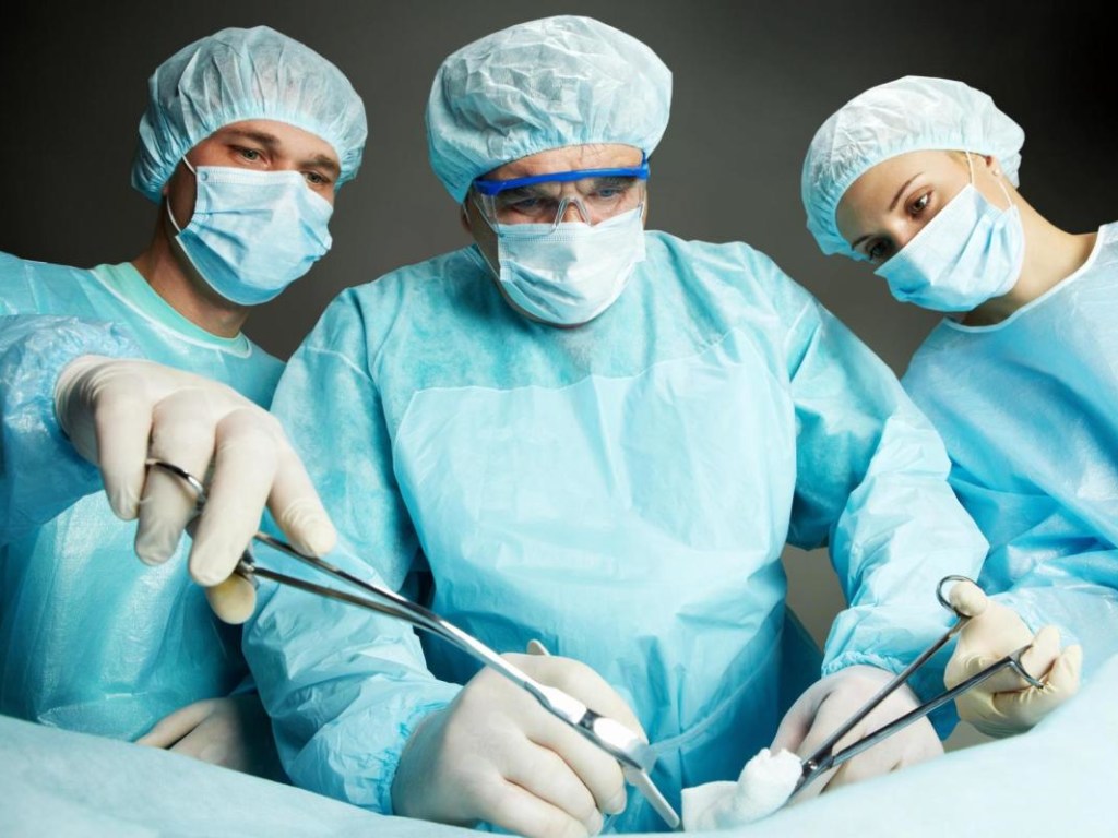 Хирурги впервые пересадили пациенту руку от живого донора