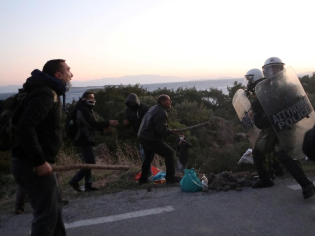 Масштабные столкновения: Греки протестуют против строительства новых миграционных центров (ФОТО)