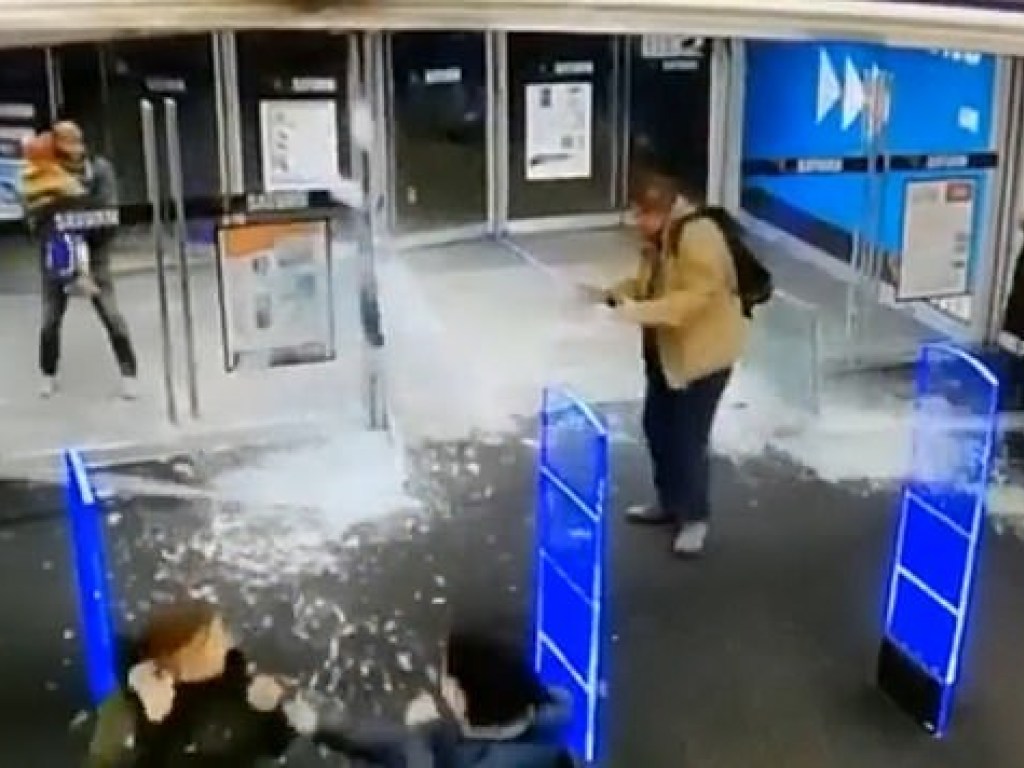 Эффектно вошел: мужчина разбил в дребезги стеклянные двери при входе в супермаркет (ФОТО, ВИДЕО)