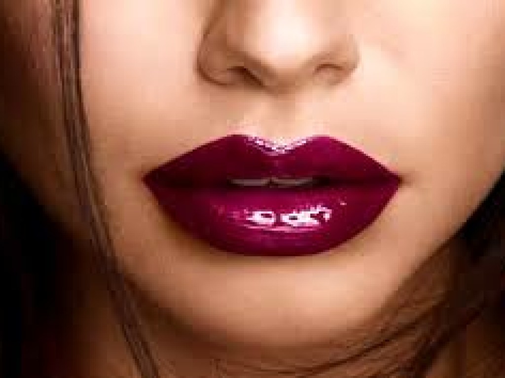 «Весенний макияж: В тренде стрелки cat eye и лаковые губы (ФОТО)