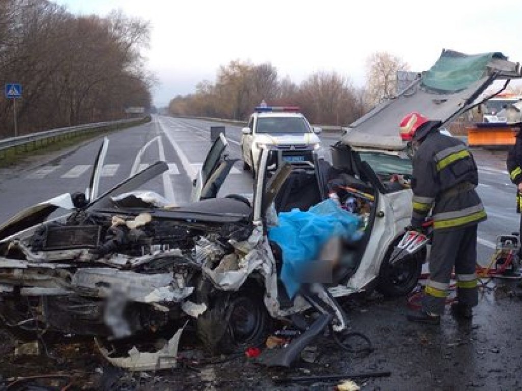 На трассе «Киев-Чоп» произошло масштабное ДТП: столкнулись Ford и BMW, погибли 2 человека (ФОТО)