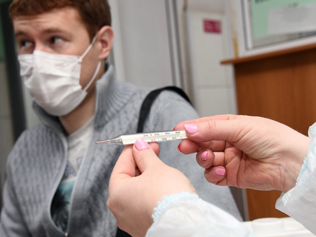 Смертельный коронавирус: в Украине проводят измерение температуры с нарушением &#8212; медик