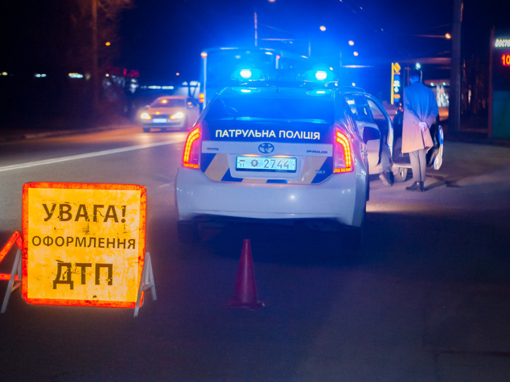 Водитель не заметил человека на дороге: В Днепре авто Mitsubishi сбило пешехода (ФОТО, ВИДЕО)