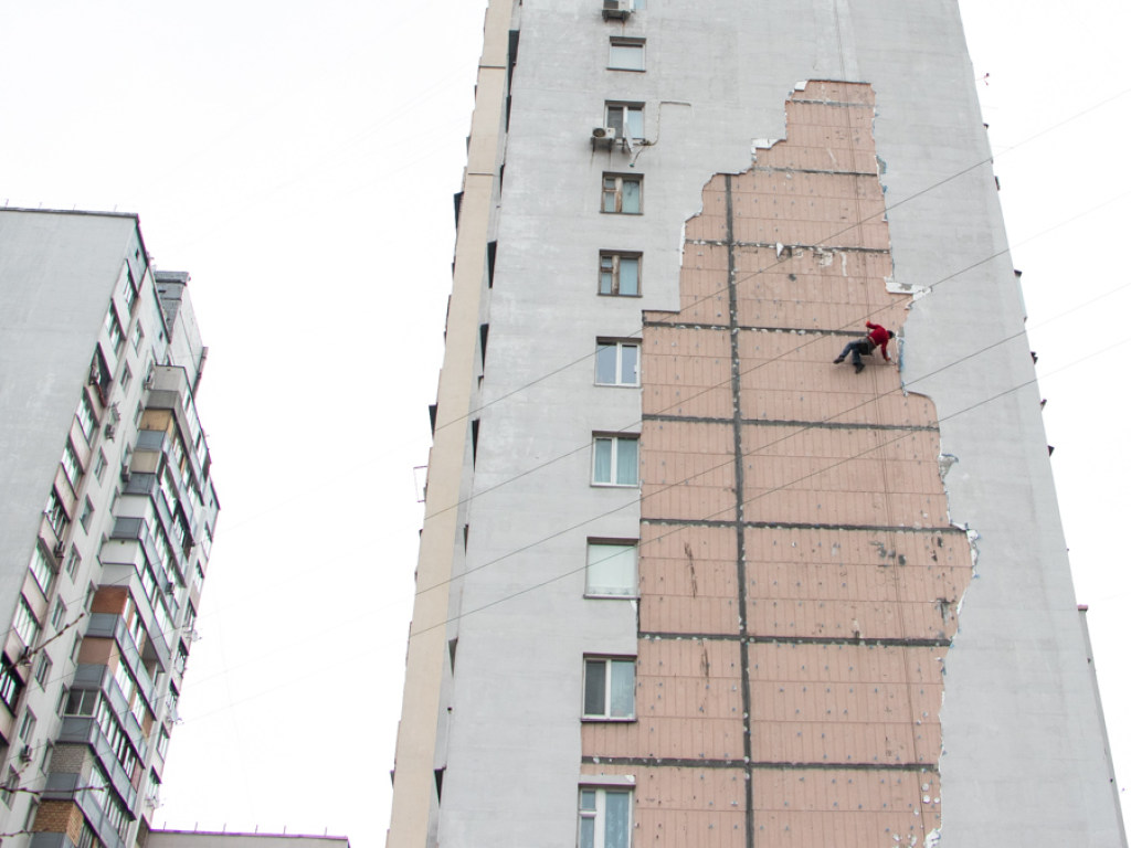 Ураган в Киеве: ветром сорвало с многоэтажного дома утеплитель (ФОТО, ВИДЕО)
