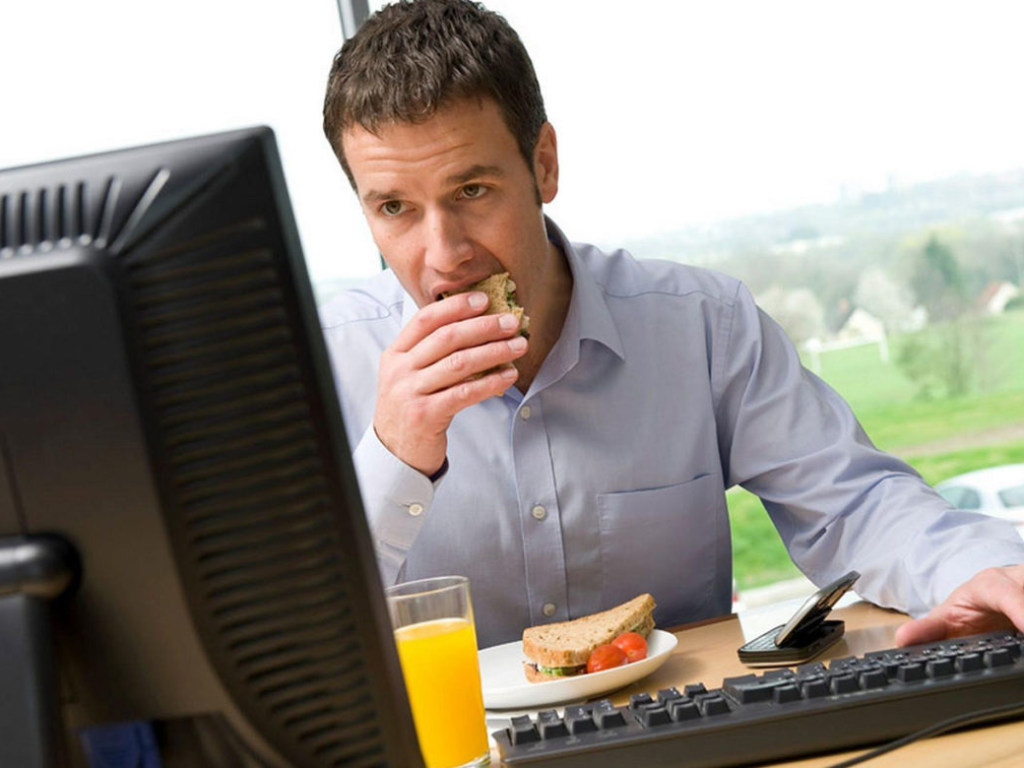 Диетологи назвали лучшую диету для офисных работников с лишним весом