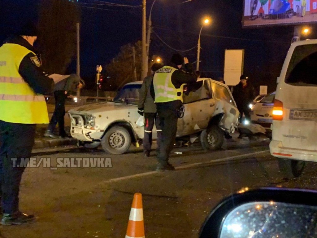 Водитель Volkswagen нарушил ПДД: В Харькове произошло тройное ДТП (ФОТО)