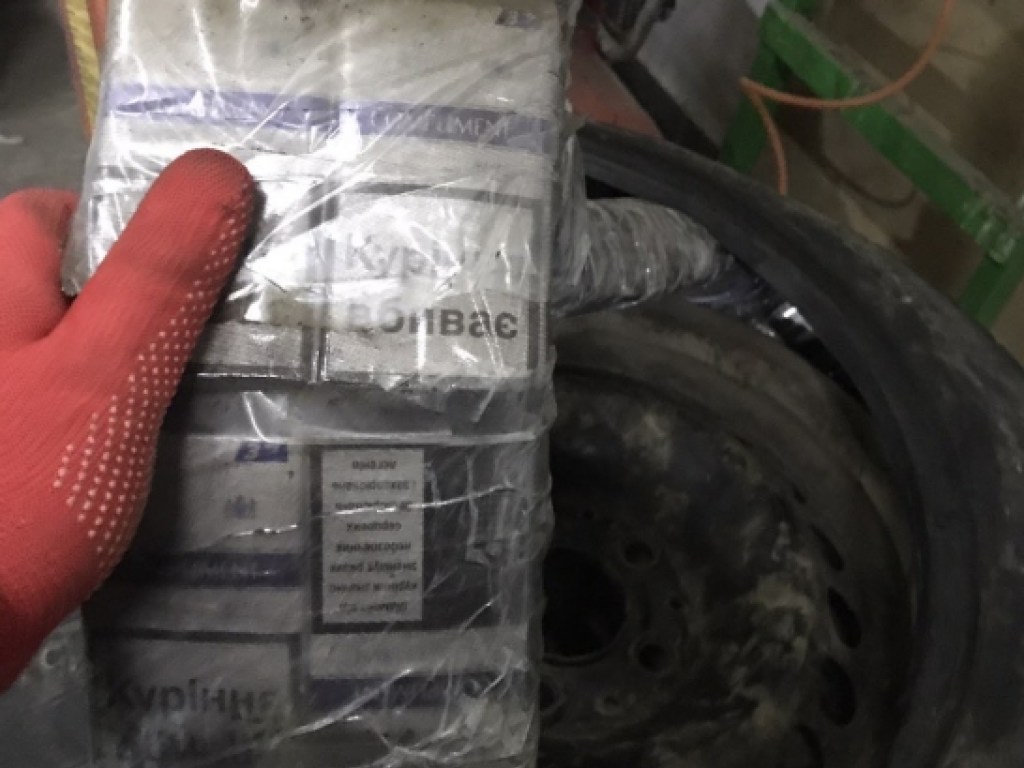 На Закарпатье иностранец на Mercedes пытался провезти контрабандные сигареты в колесах авто (ФОТО)